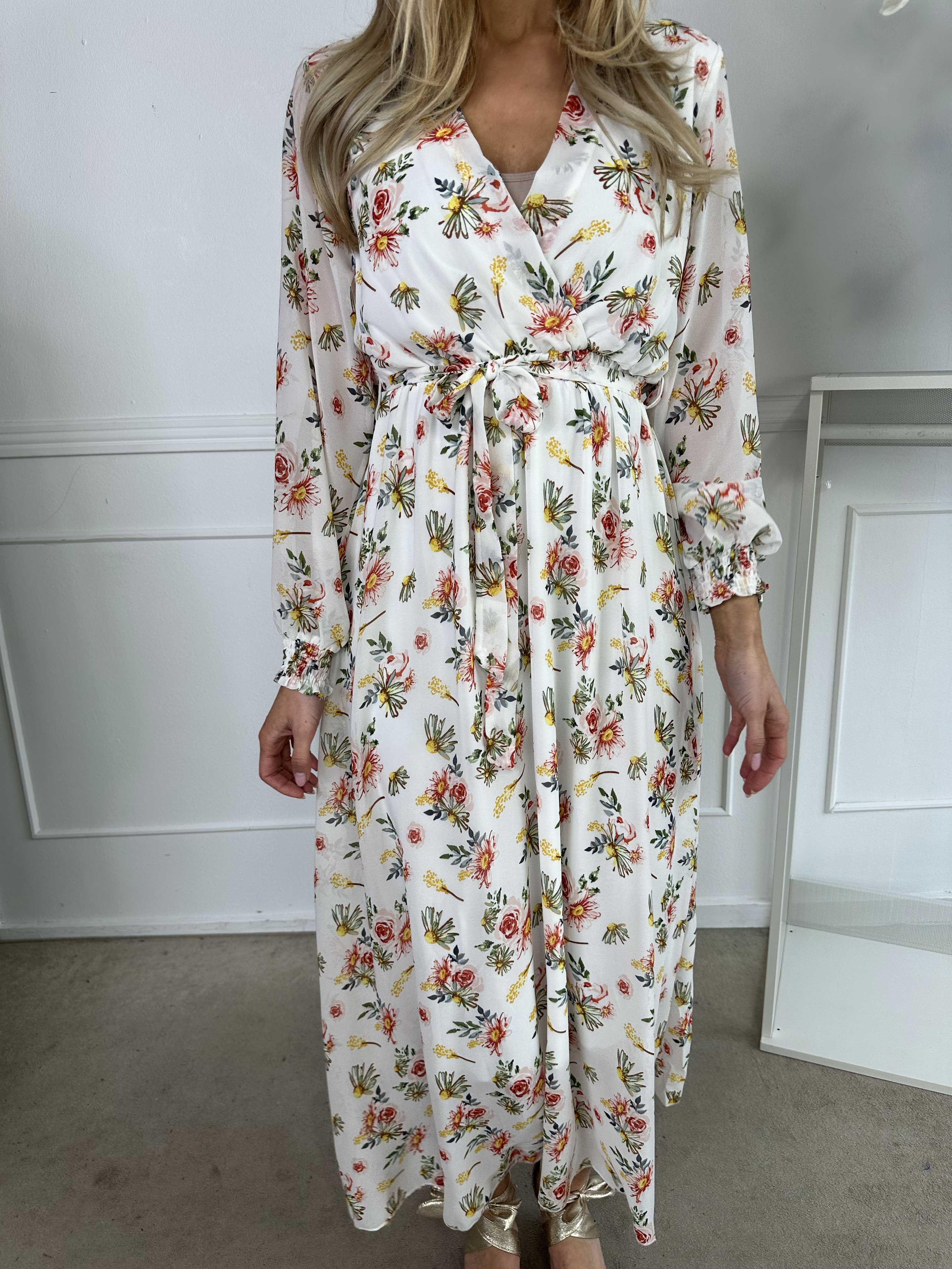 Zola - Långklänning med blommor och halvgenomskinliga ärmar